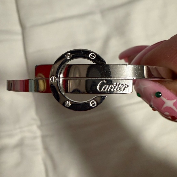 The Unbranded Brand Jewelry - Luxury Silver tone Bangle Bracelet!